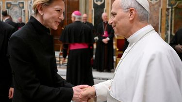 Esta fotografía, tomada y distribuida el 15 de noviembre de 2025 por Vatican Media, muestra al Papa León XIV reunido con la actriz Cate Blanchett durante una audiencia con artistas del mundo del cine en el Vaticano.&nbsp;