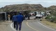 Personal de emergencias asiste al lugar en el que se volcó un autobús en una carretera de Mendoza (Argentina).