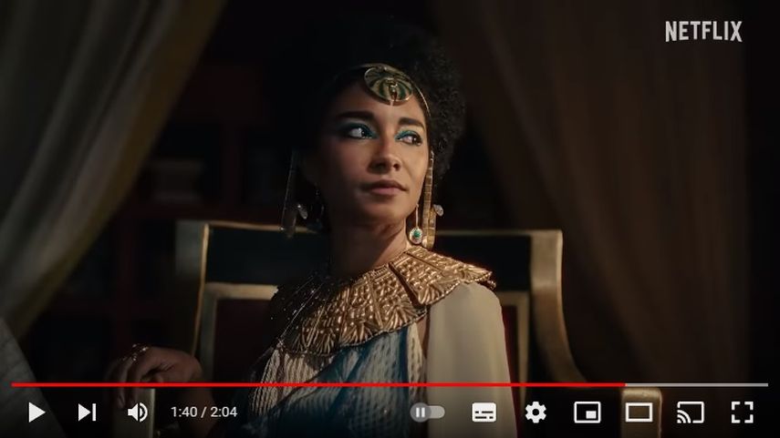En el tráiler de la producción de Netflix, que se estrena el 10 de mayo, se puede ver a una mujer de tez morena como Cleopatra.
