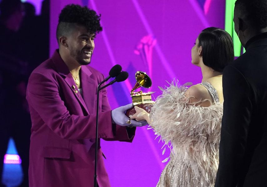 Sofia Carson le entrega a Bad Bunny el Latin Grammy al mejor álbum urbano, por El último tour del mundo, el jueves 18 de noviembre de 2021 en el MGM Grand Garden Arena en Las Vegas.&nbsp;