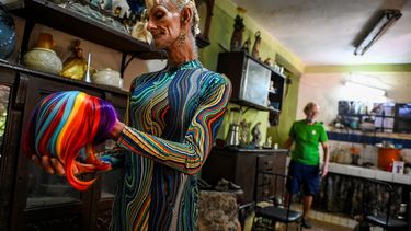 Malu, una mujer trans cubana, peina una peluca en su casa de La Habana. Los trans cubanos esperan que el Código de las Familias, que Cuba someterá próximamente a referéndum, mitigue la fobia que padecen desde hace décadas. pero abogan por una ley de identidad de género.