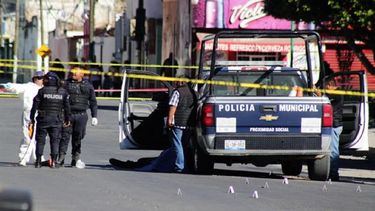 Los policías del municipio de&nbsp;Naupan&nbsp;fueron atacados cuando bajaron de su&nbsp;automóvil&nbsp;tras ser golpeados por otro vehículo.