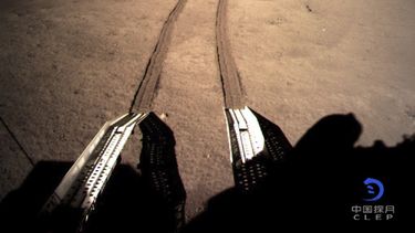 Rover chino encuentra terreno pegajoso en la cara oculta de la Luna