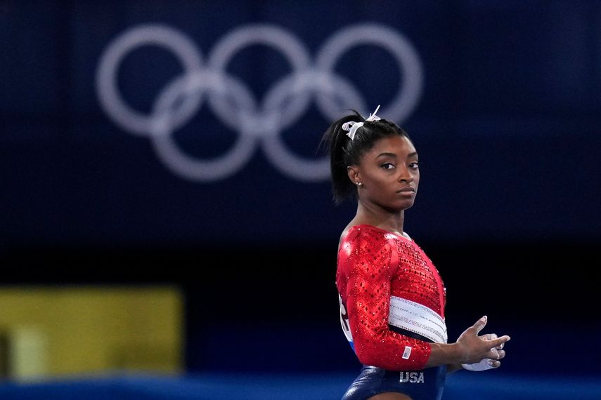 La gimnasta estadounidense Simone Biles previo a competir en la prueba de equipos de los Juegos Olímpicos de Tokio