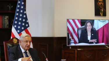 Foto del folleto publicado por la Presidencia mexicana que muestra al presidente Andrés Manuel López Obrador (izq.) Durante su reunión virtual con la vicepresidenta estadounidense Kamala Harris en el Palacio Nacional de la Ciudad de México el 7 de mayo de 2021.  