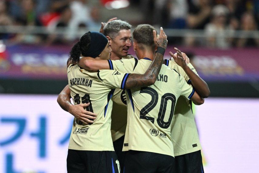 Jugadores del Barcelona celebran luego de un gol en un partido amistoso en Seúl, el 31 de julio de 2025.