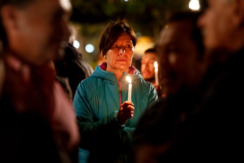 Pese al frío de la noche, con velas encendidas y portando carteles con el mensaje Nos faltan 3, periodistas reclamaron en la Plaza  Grande la liberación de los secuestrados, en una jornada de vigilia en la que hoy hubo, incluso, niños