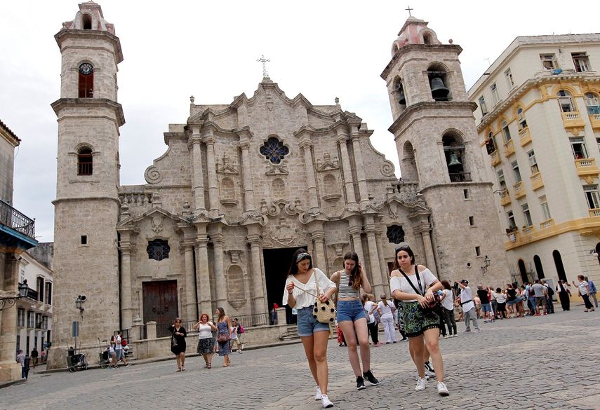 Varios turistas son vistos en la Plaza de la Catedral, en La Habana. Cuba ha visto reducida la llegada de visitantes estadounidenses en relación con igual período de 2017.
