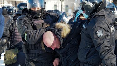 La policía arresta a un hombre durante una protesta contra la detención del líder opositor Alexei Navalny, en Khabarovsk, a 6.100 kms (3.800 millas) al este de Moscú, Rusia, el 23 de enero de 2021