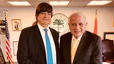 El periodista y escritor peruano,&nbsp;Jaime&nbsp;Bayly&nbsp;(i) quien posa junto al alcalde de la ciudad de Miami, Tomás Regalado (d) tras recibir de sus manos las llaves de la ciudad en reconocimiento a la excelencia de su trabajo periodístico.