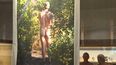 Para visitar la exposición Paraísos naturistas en la ciudad francesa de Marsella (sureste) no es necesario ponerse ropa.