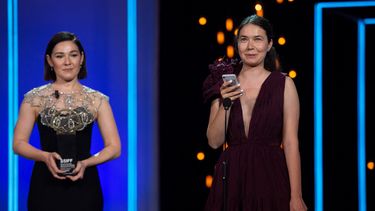 La directora rumana Alina Grigore (derecha) y la productora rumana Gabi Suciu reciben el premio Concha de Oro a la Mejor película por Luna azul&nbsp;durante la ceremonia de clausura del 69 Festival de Cine de San Sebastián, el 25 de septiembre de 2021.