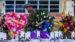 Un oficial de policía se para cerca del monumento improvisado para las víctimas del tiroteo afuera de la escuela primaria Robb en Uvalde, Texas, el 28 de mayo de 2022.&nbsp;&nbsp;