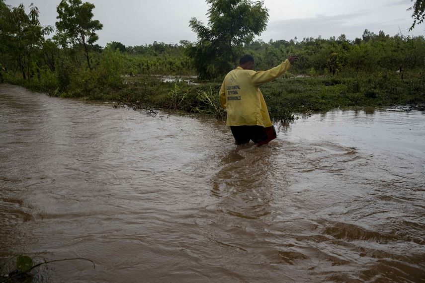 Un hombre cruza una zona inundada por las lluvias en Nicaragua.