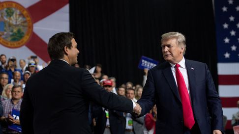 El gran favorito para las primarias republicanas, el expresidente Donald Trump, se saluda con el gobernador de Florida, Ron DeSantis que ahora le da su apoyo.