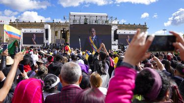 La imagen del nuevo presidente Gustavo Petro con la banda presidencial se muestra en pantallas gigantes después de prestar juramento durante su ceremonia de investidura en la plaza de Bolívar en Bogotá, Colombia, el domingo 7 de agosto de 2022.&nbsp;