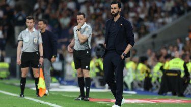 El entrenador español del Real Madrid, Álvaro Arbeloa, observa el partido de la liga española entre su club y el Girona FC en el estadio Santiago Bernabéu de Madrid, el 10 de abril de 2026.&nbsp;
