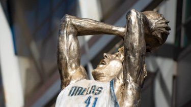 La estatua de Dirk Nowitzki afuera del American Airlines Center es develada antes del encuentro de los Mavericks de Dallas ante los Lakers de Los Ángeles, el domingo 25 de diciembre del 2022.