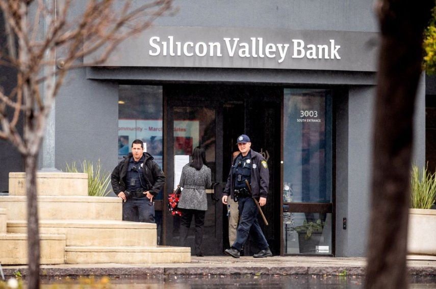 Agentes de Seguridad custodian el Silicon Valley Bank.