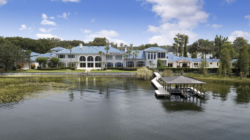 Vista panorámica de la casa en venta de la leyenda de la NBA, Shaquille ONeal, en la afueras de la ciudad de Orlando.