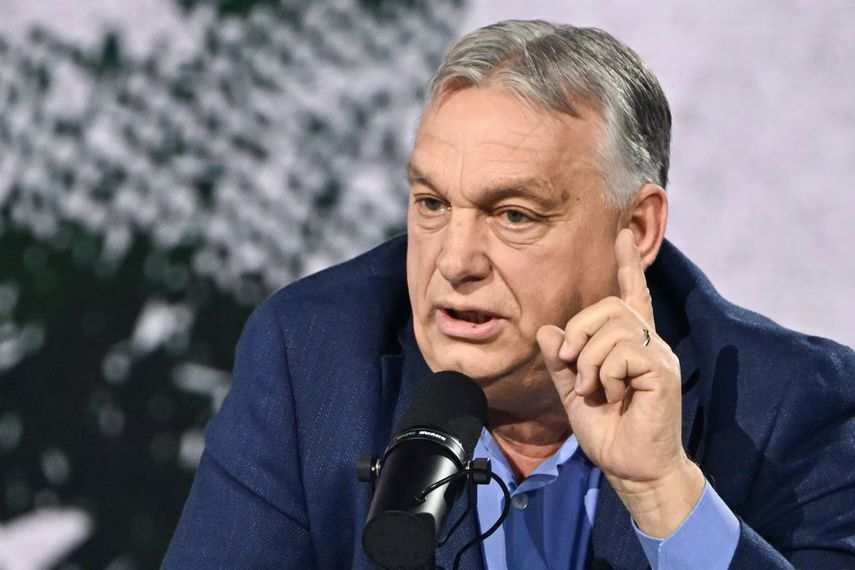 El primer ministro húngaro y presidente del partido FIDESZ, Viktor Orbán, se dirige a los simpatizantes en el polideportivo local de Kecskemét el 6 de diciembre de 2025, durante una reunión de los Círculos Cívicos Digitales.