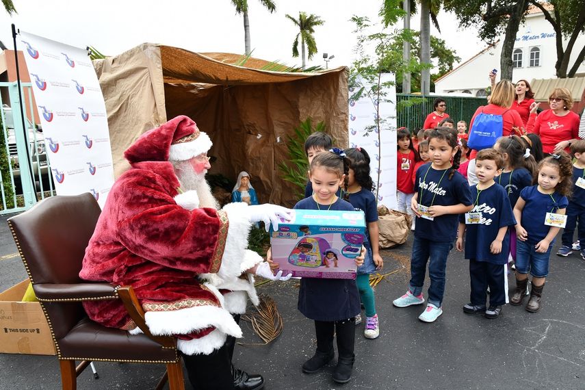La Cámara de Comercio Hispana del Sur de la Florida entrega juguetes.&nbsp;
