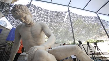 Esta fotografía distribuida por el Ministerio de Cultura de Chile muestra una de las seis esculturas recuperadas por el Museo Nacional de Bellas Artes de Chile luego de haber sido retiradas por la dictadura de Augusto Pinochet hace casi medio siglo en Santiago el 20 de diciembre de 2022.