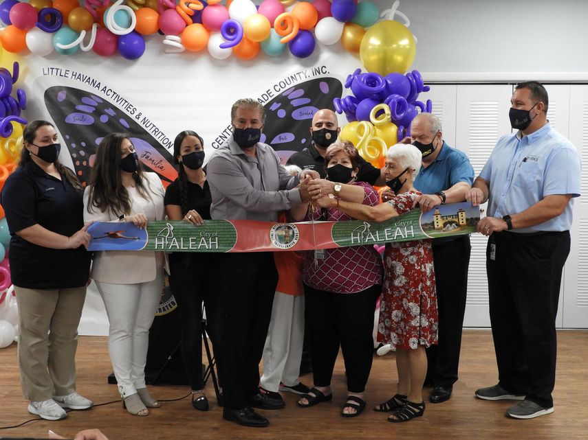 Alcalde de Hialeah reinaugura centro de mayores.