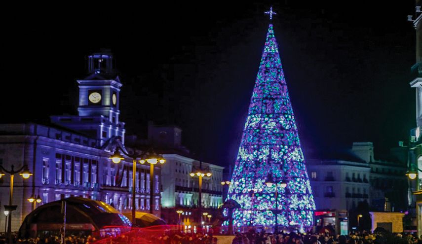 La histórica Puerta del Sol recibe a cientos de miles cada 31 de diciembre.