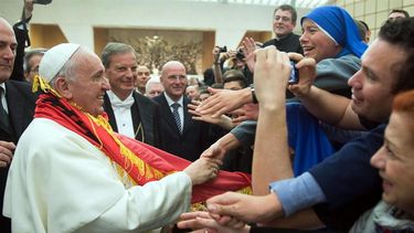 Imagen cedida por el diario vaticano LOsservatore Romano que muestra al papa Francisco (i) saludando a algunos miembros de la Pontificia Universidad Gregoriana, en el Vaticano, el jueves 10 de abril de 2014. (EFE)