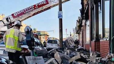 Las autoridades buscan entre los escombros.&nbsp;