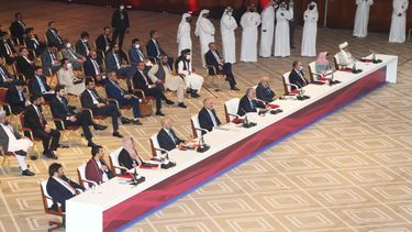 &nbsp; Representantes del gobierno afgano y los talibanes al iniciar negociaciones destinadas a poner fin a d&eacute;cadas de guerra en Afganist&aacute;n, el s&aacute;bado 12 de septiembre de 20202 en Doha, Qatar.&nbsp;