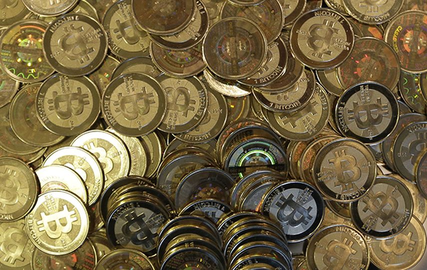 Esta foto muestra bitcoin tokens en Sandy, Utah donde fiscales estadounidenses dicen que dos hombres están acusados ​​de conspiración para cometer lavado de dinero mediante la venta de más de $ 1 millón en Bitcoins a los usuarios del sitio web de merca