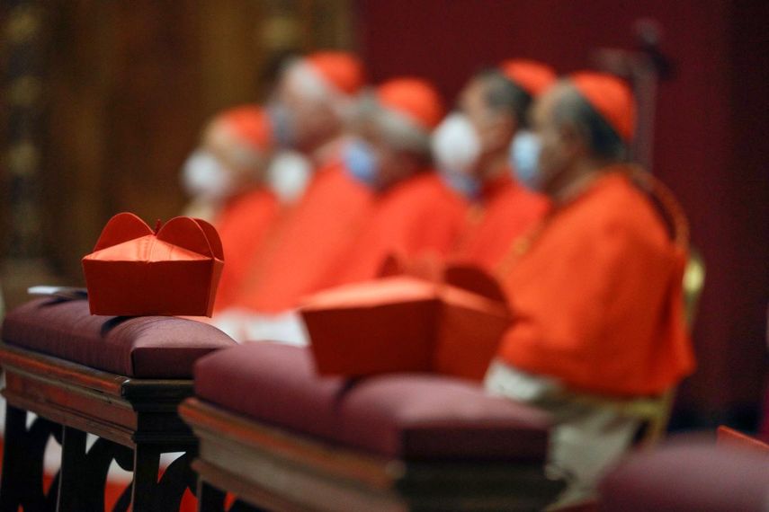 Cardenales escuchan la misa del papa Francisco en la basílica de San Pedro, el 29 de noviembre de 2020, en Roma.&nbsp;