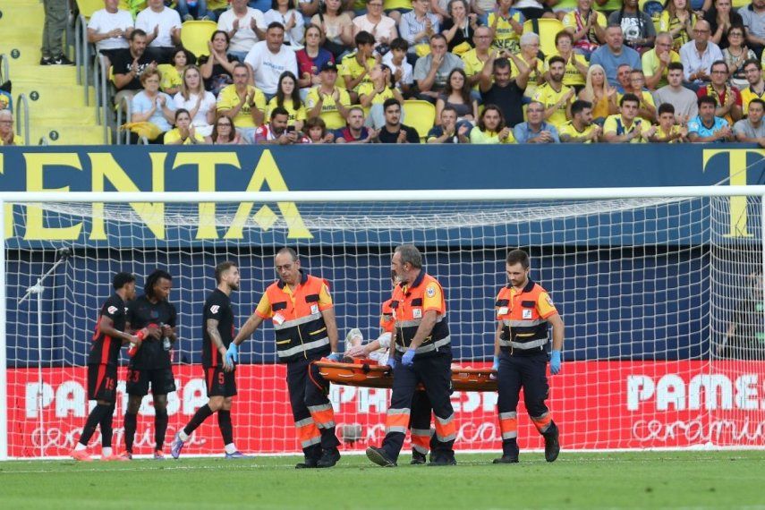 El arquero del Barcelona, Marc-André ter Stegen, sale en camilla tras lesionarse ante el Villarreal en la Liga española, el domingo 22 de septiembre de 2024.&nbsp;