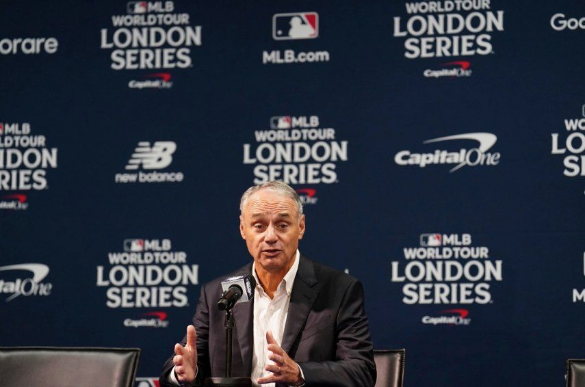 El comisionado de la MLB, Rob Manfred, habla en conferencia de prensa antes de la serie en Londres entre los Cardenales de San Luis y los Cachorros de Chicago, el viernes 23 de junio del 2023.