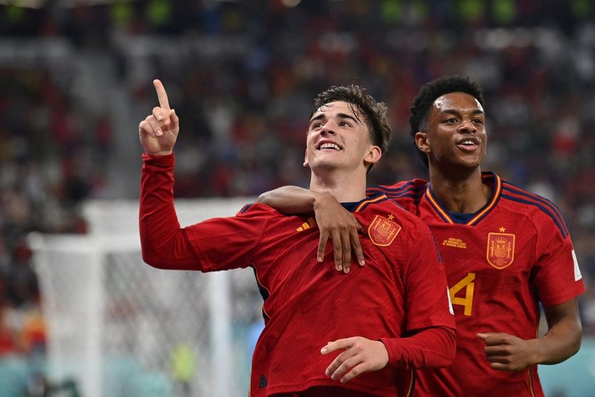 El mediocampista español, Gavi, celebra luego de anotar el quinto gol de su selección en el duelo contra Costa Rica correspondiente al Mundial de Catar 2022.