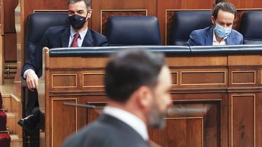 El líder de VOX, Santiago Abascal, pasa frente al presidente del Gobierno de España, Pedro Sánchez (i) y el vicepresidente segundo, Pablo Iglesias (d), en el pleno del Congreso.