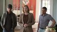 En esta imagen proporcionada por HBO, Jeremy Strong, de izquierda a derecha, Sarah Snook y Kieran Culkin en una escena de la temporada final de Succession. La producción es considerada una de las mejores series de 2023.