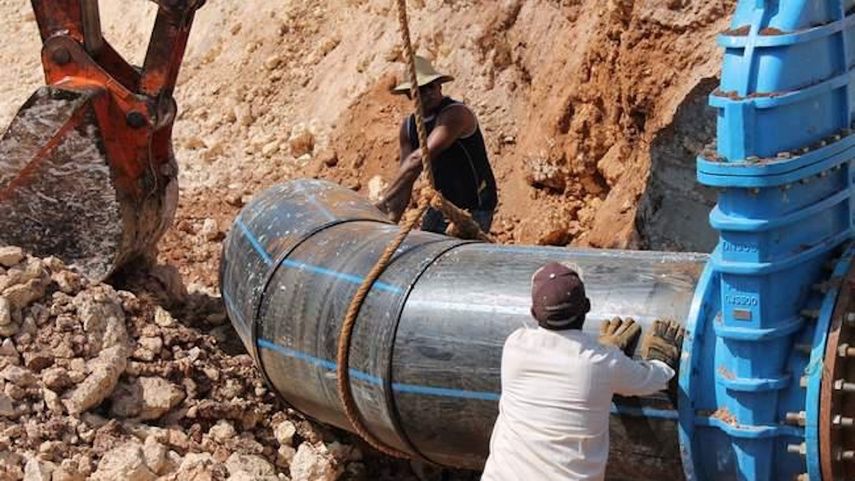 Trabajadores en la reparación de una conductora de agua en La Habana.&nbsp;