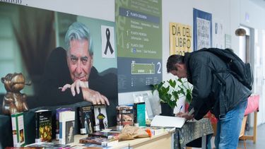 Un hombre firma en el libro de condolencias por el fallecimiento del Nobel hispano-peruano Mario Vargas Llosa, en la biblioteca Mario Vargas Llosa, el 15 de abril de 2025, en Madrid (España).
