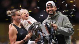 Aryna Sabalenka (izquierda), su ahijada Nicole y Nick Kyrgios de Australia celebran con los trofeos al final del partido de tenis de exhibición de la Batalla de los Sexos en Dubai el 28 de diciembre de 2025. Aryna Sabalenka (izquierda), su ahijada Nicole y Nick Kyrgios de Australia celebran con los trofeos al final del partido de tenis de exhibición de la Batalla de los Sexos en Dubai el 28 de diciembre de 2025.