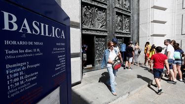 Un grupo de personas hacen cola hoy para entrar en la basílica del Valle de los Caídos donde se encuentra la&nbsp;tumba&nbsp;con los restos mortales de Francisco&nbsp;Franco.&nbsp;