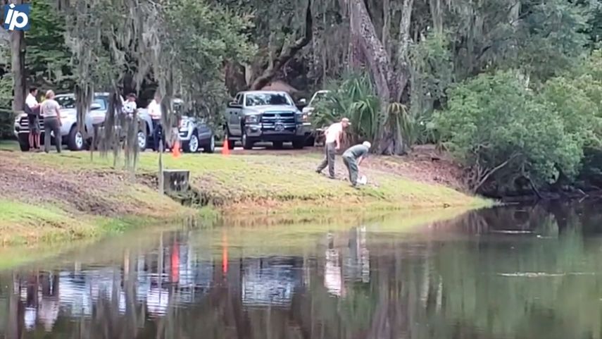 Agentes del Departamento de Recursos Naturales de Carolina del Sur&nbsp;investigan el lugar donde una mujer murió tras ser atacada por un cocodrilo.