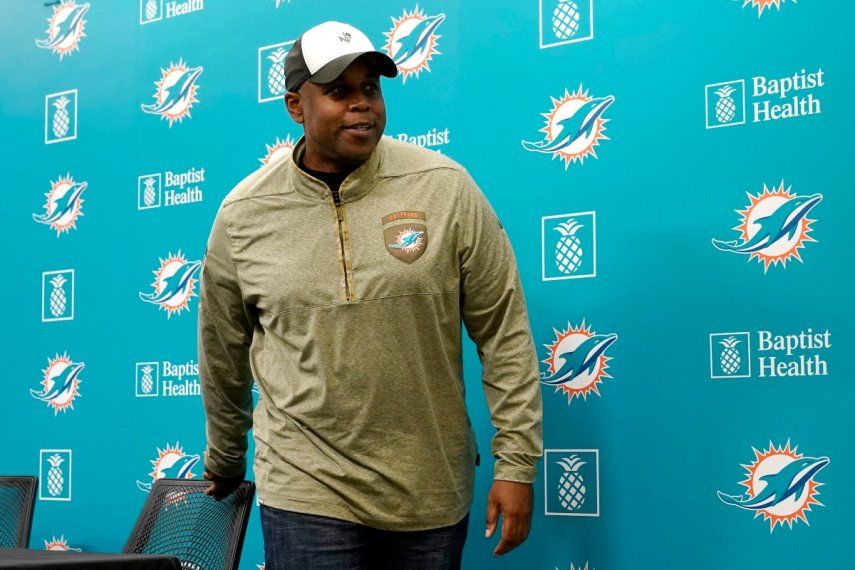 El gerente general de los Dolphins de Miami, Chris Grier, abandona una conferencia de prensa durante el draft de la NFL en su edición 2023.