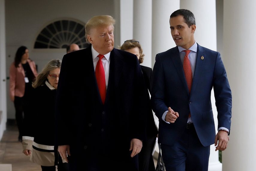 El presidente Donald Trump camina por los pasillos de la Casa Blanca tras recibir en el parqueo al presidente encargado de Venezuela Juan Guaidó.&nbsp;