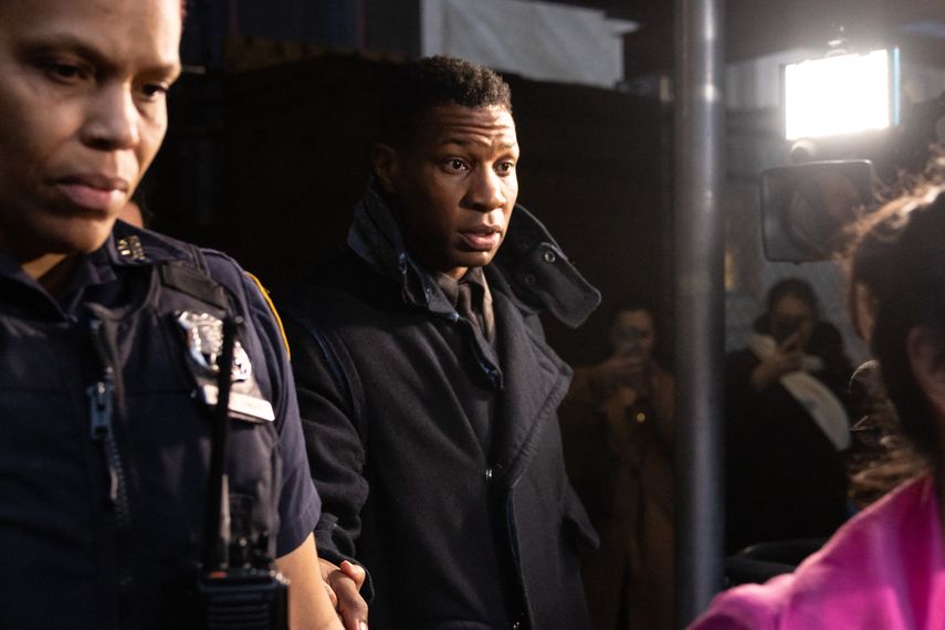 El actor de Marvel estadounidense Jonathan Majors abandona una sala del tribunal después de ser declarado culpable de agresión y acoso a su ex novia, en Manhattan, el 18 de diciembre de 2023.&nbsp; &nbsp;