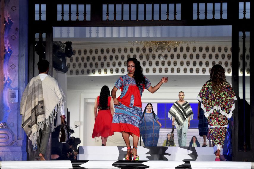 Modelos lucen diseños recreando la moda indígena en la pasarela del show Original,&nbsp;que combate el plagio en la industria, en México.
