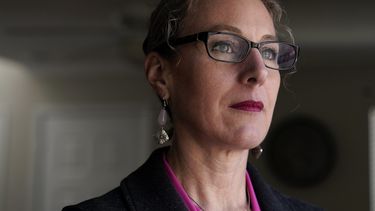 Susanna Schmitt Williams, en su casa en Chapel Hill, Carolina del Norte, el 25 de febrero de 2021. La exjefa del Departamento de Bomberos de la ciudad de Carrboro demandó a su empleador por discriminación de género.&nbsp;