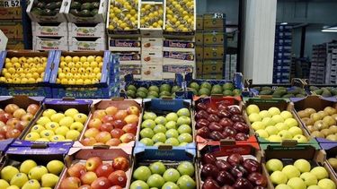 Varias frutas en un supermercado. 